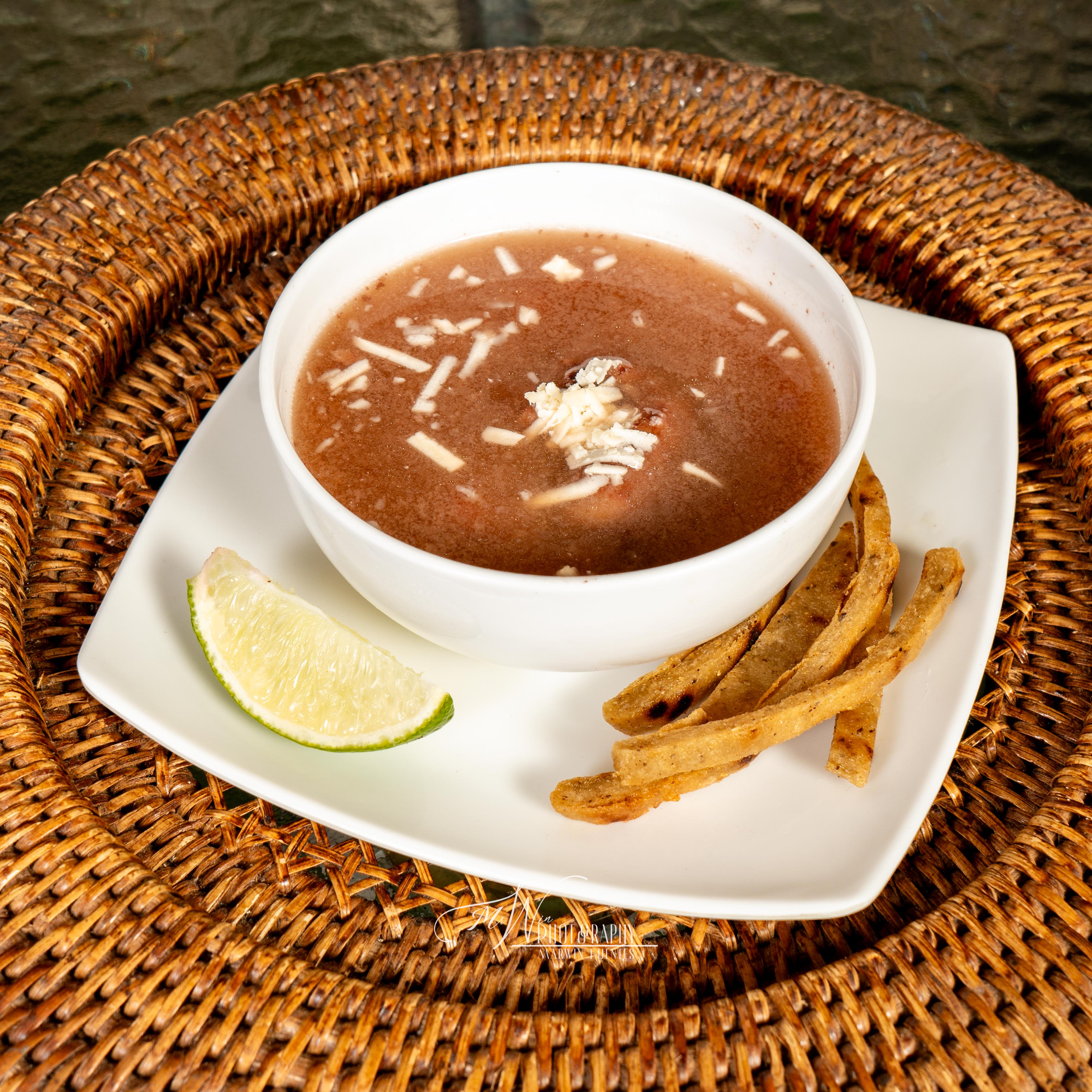 Sopa de frijoles con costilla 1/2
